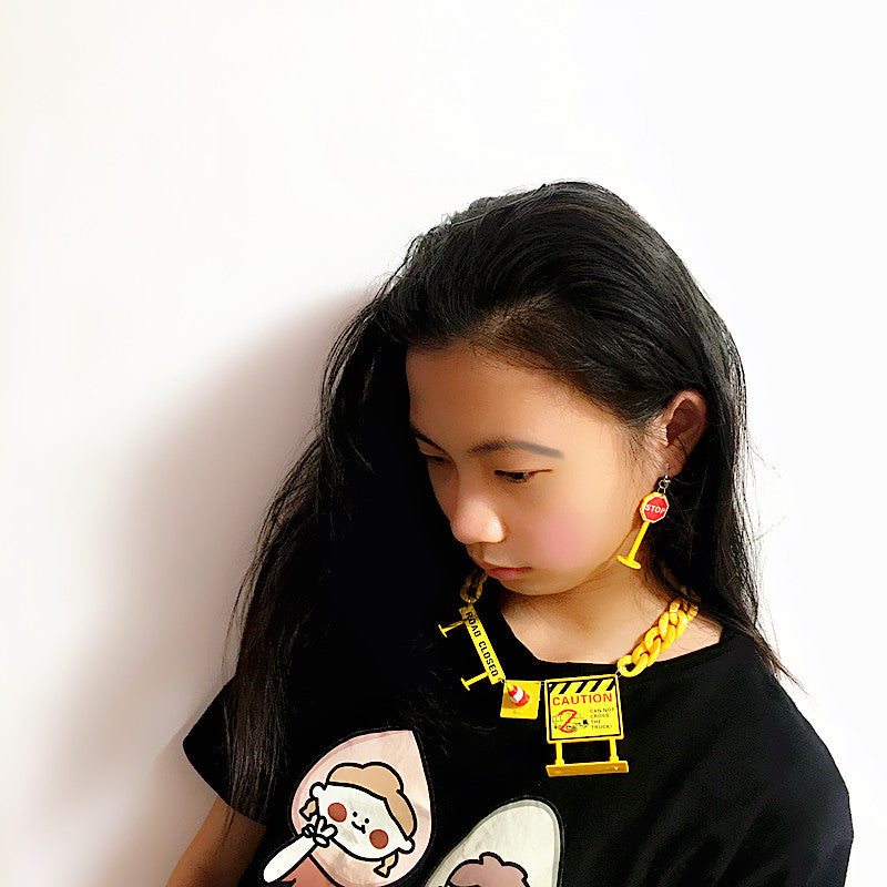 Großhandel Stop -Verkehrs -Baustraße Schild Lustige Ohrclip -Persönlichkeit Halskette Set