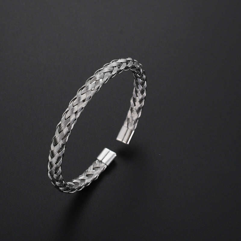 Bracciale intrecciato a forma di C in acciaio al titanio all'ingrosso