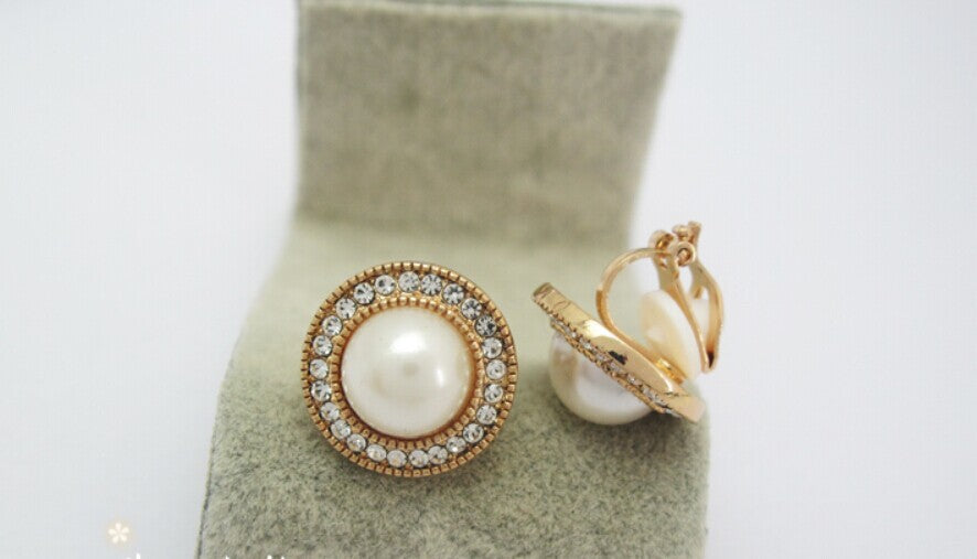 Wholesale Vintage Style Flower Nest Pearl Ear Clip with Rhinestone Detail,  Fashion Accessory for Women