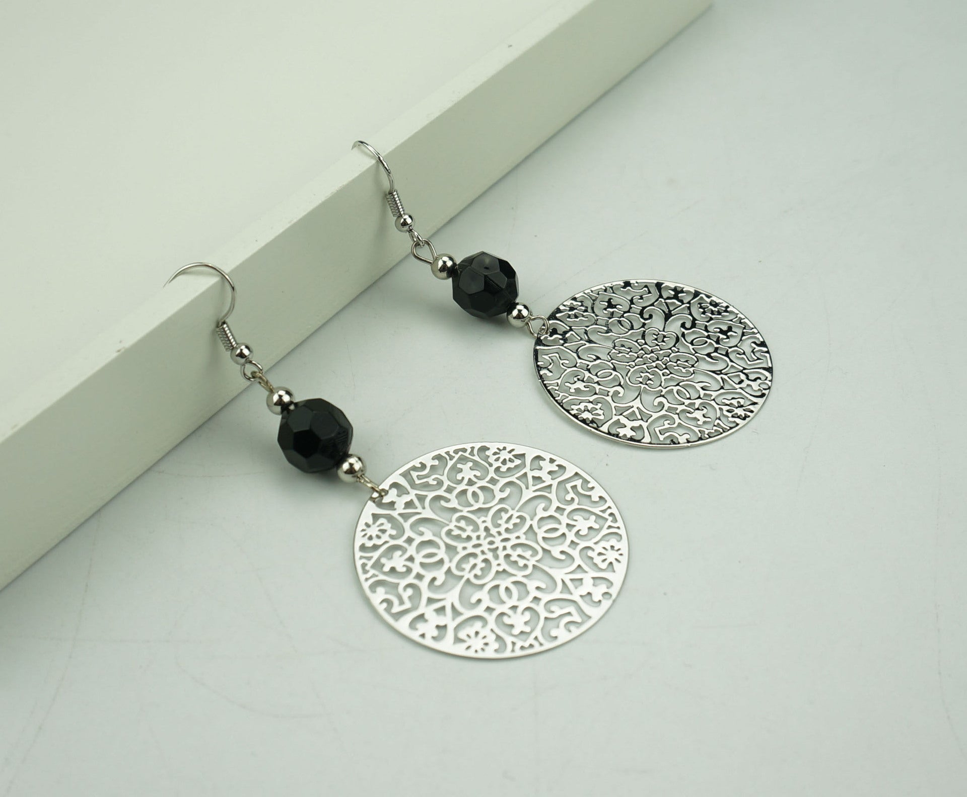 Wholesale fashion simple temperament hollow round popular female earrings