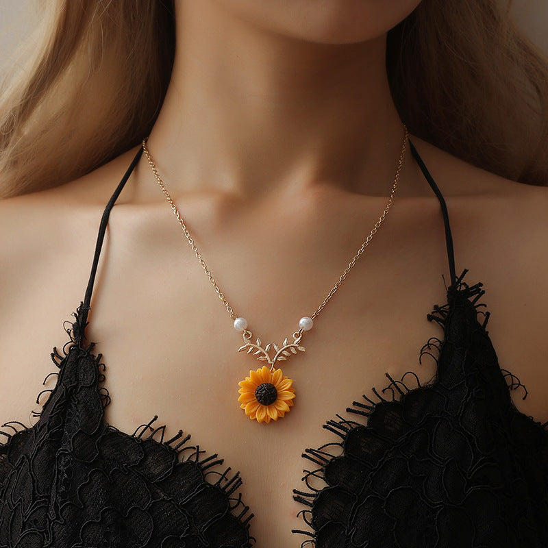 Wholesale Stylish Pearl Sunflower Pendant Necklace For Women Modern Layering Jewelry Accessory Gift Idea