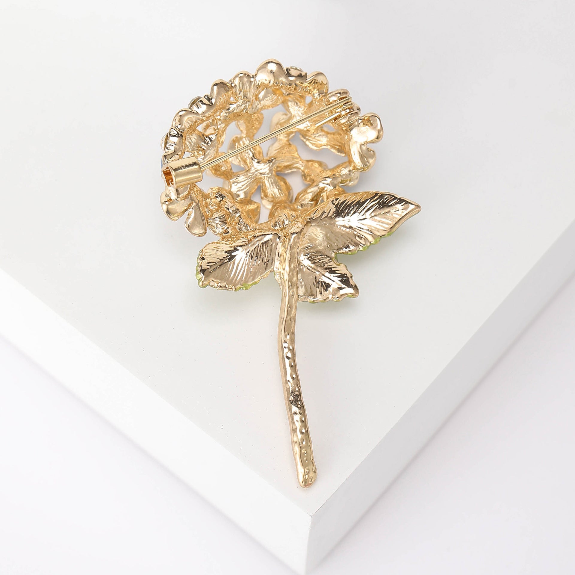 Wholesale Modern Hydrangea Flower Brooch Alloy Dripping Oil Pin For Women Fashion Suit Coat Decorative Accessory Boutique Gift Resale