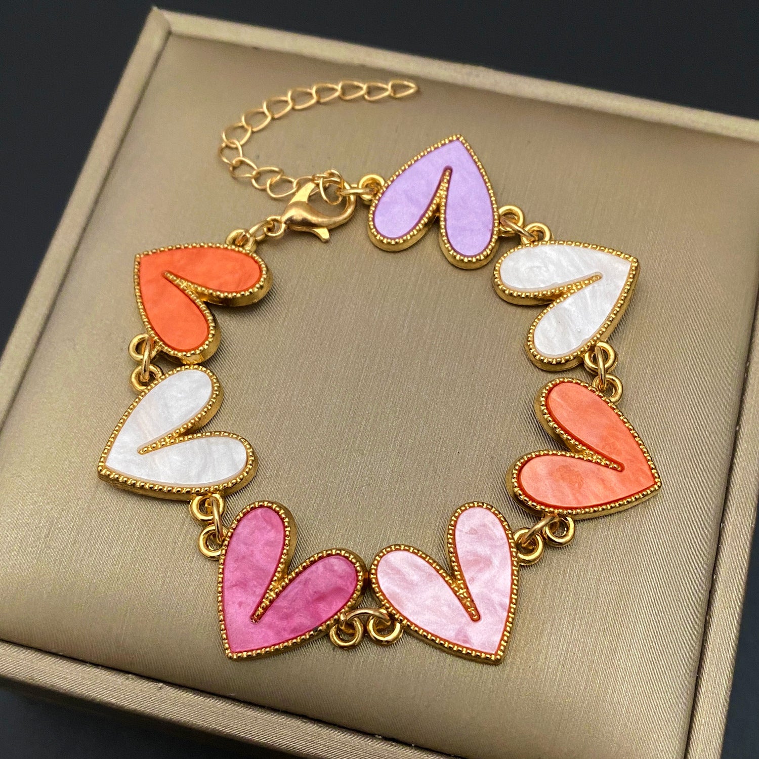 Wholesale Alloy Gold-Tone Heart Bracelet Colorful Love Heart Design Women' s Chic Jewelry Accessory