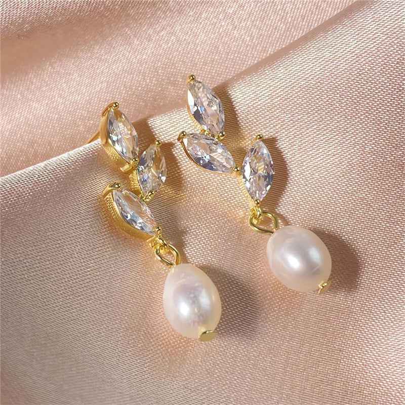 Wholesale Light luxury temperament pearl earrings super flash zirconia leaf pearl earrings
