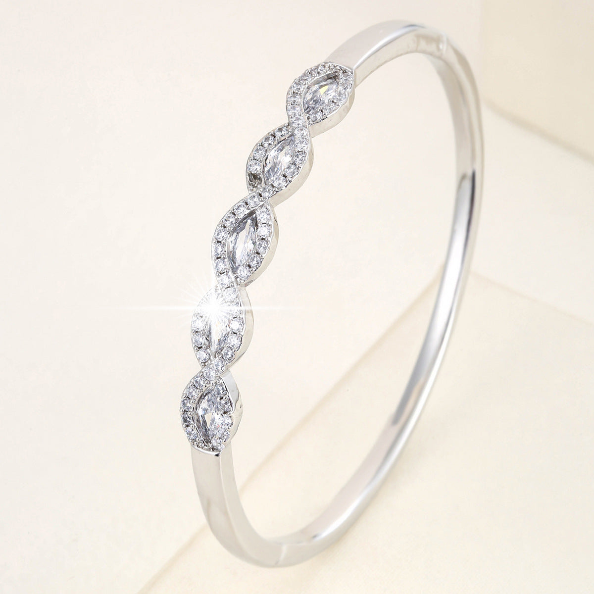 Wholesale  Light Luxury High Quality Diamond Snake Head Flower Star Opening Bracelet