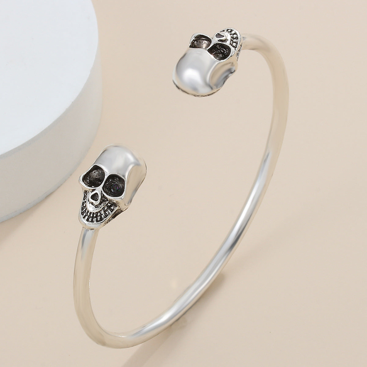 Wholesale Vintage Silver Gothic Skull Bracelet Fashion Accessory for Unisex Everyday Wear Gift
