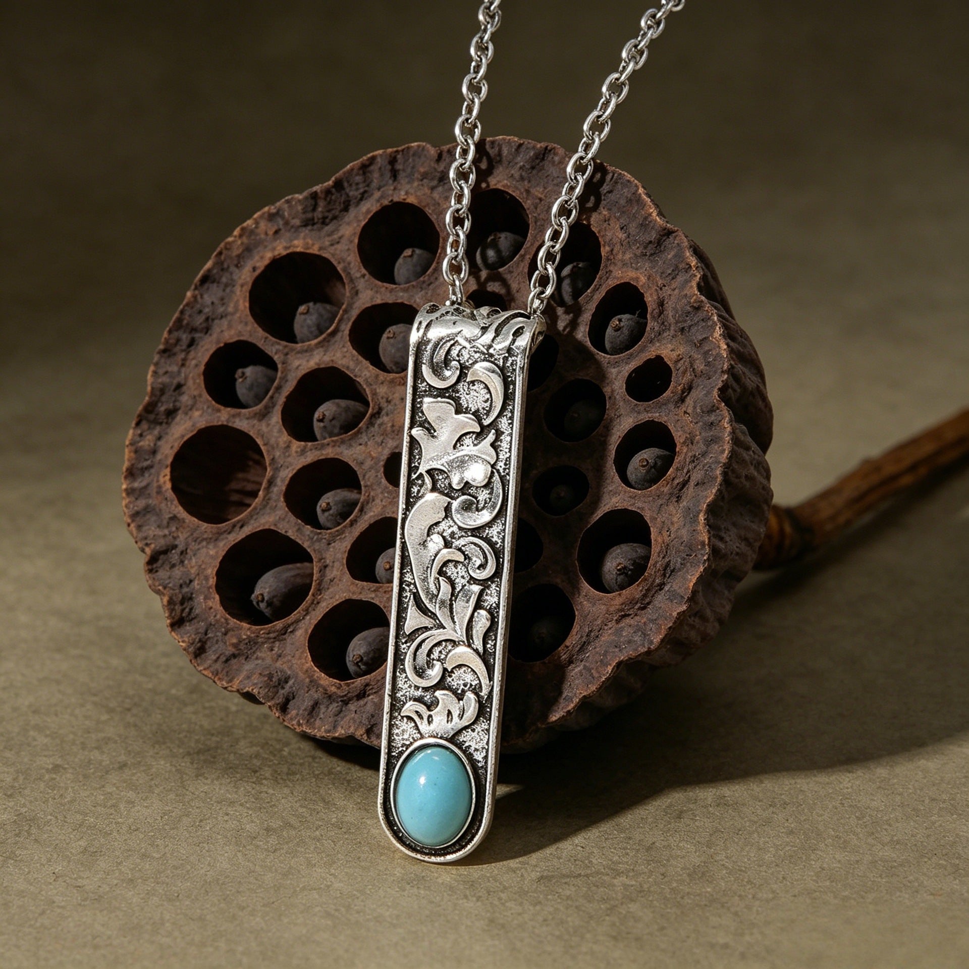 Wholesale Retro Ethnic Turquoise Pendant Necklace Ancient Silver Alloy Unisex Collarbone Chain Jewelry Gift