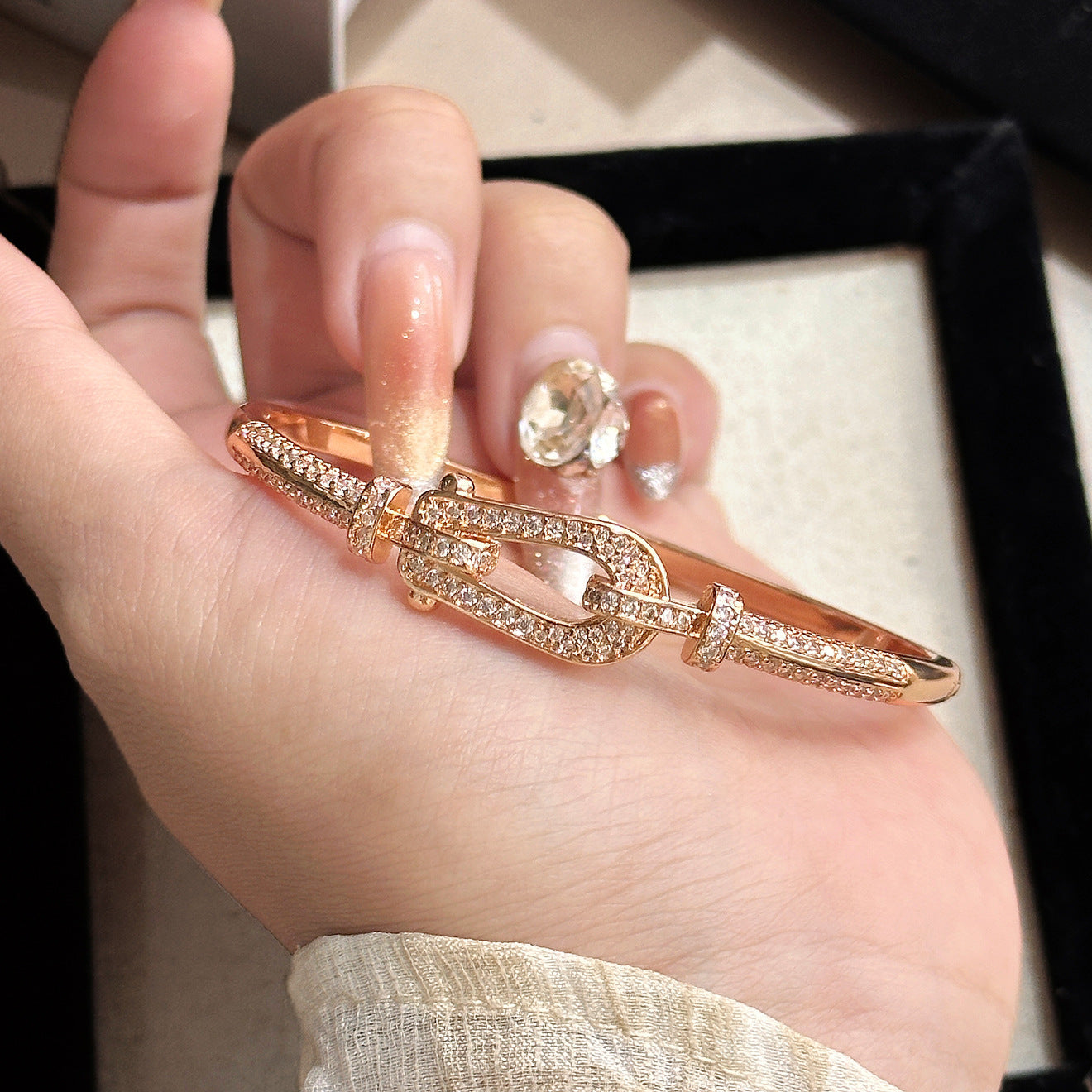 Wholesale Hollow Horseshoe Design Full Diamond Design Bracelet,  Copper Electroplated Sand Gold Jewelry Accessory for Women