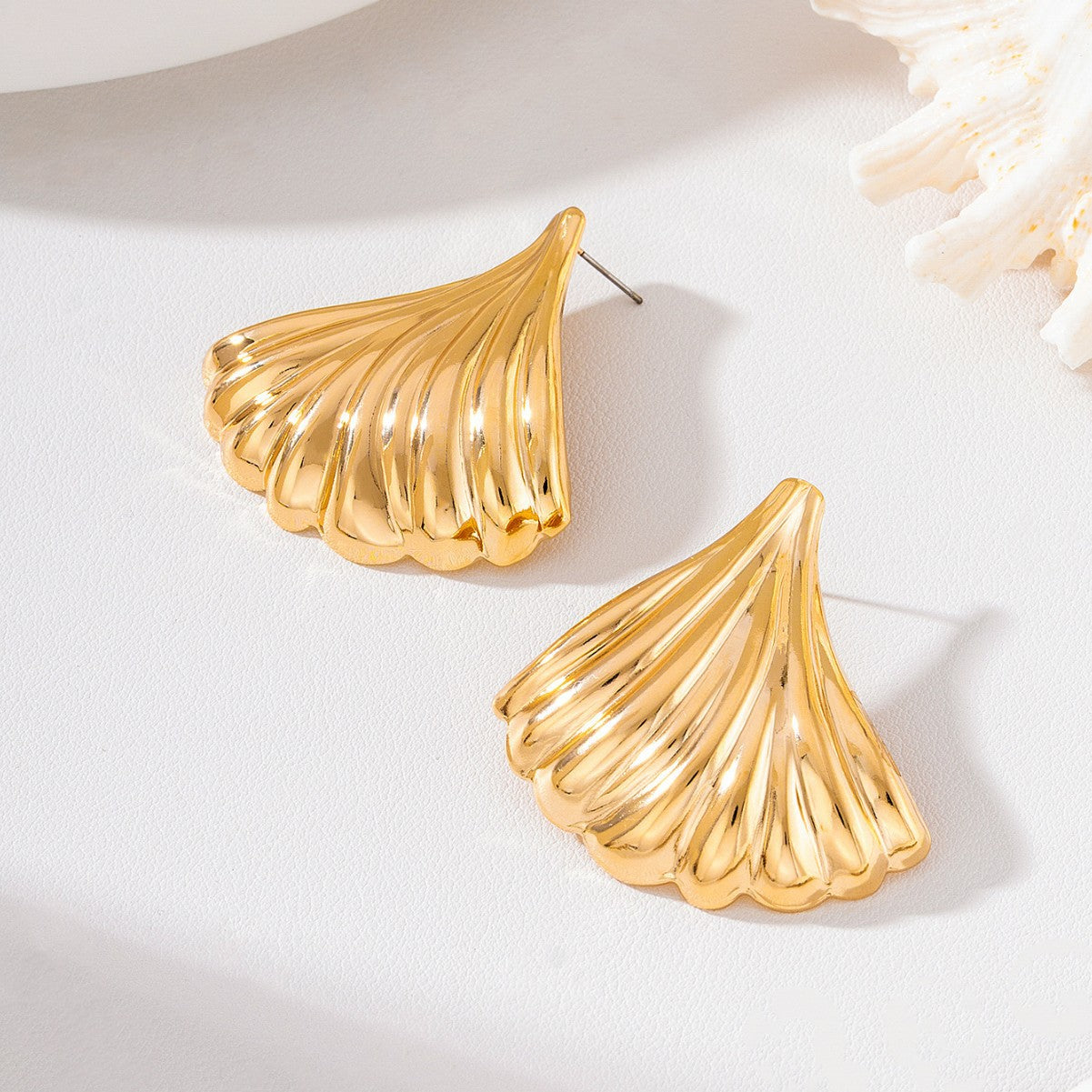 Wholesale Retro Fan Shaped Gold Metal Earrings Chic Pleated Shell Design Party Wear Fashion Accessory For Women Everyday Gift