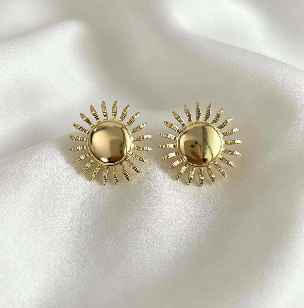 Wholesale Sunflower Shell Stud Earrings for Women,  Gold Retro Stainless Steel,  Stylish Party Jewelry,  Boutique Resale Gift