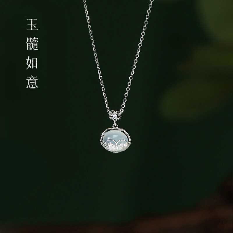 Wholesale safety lock light luxury sweater chain