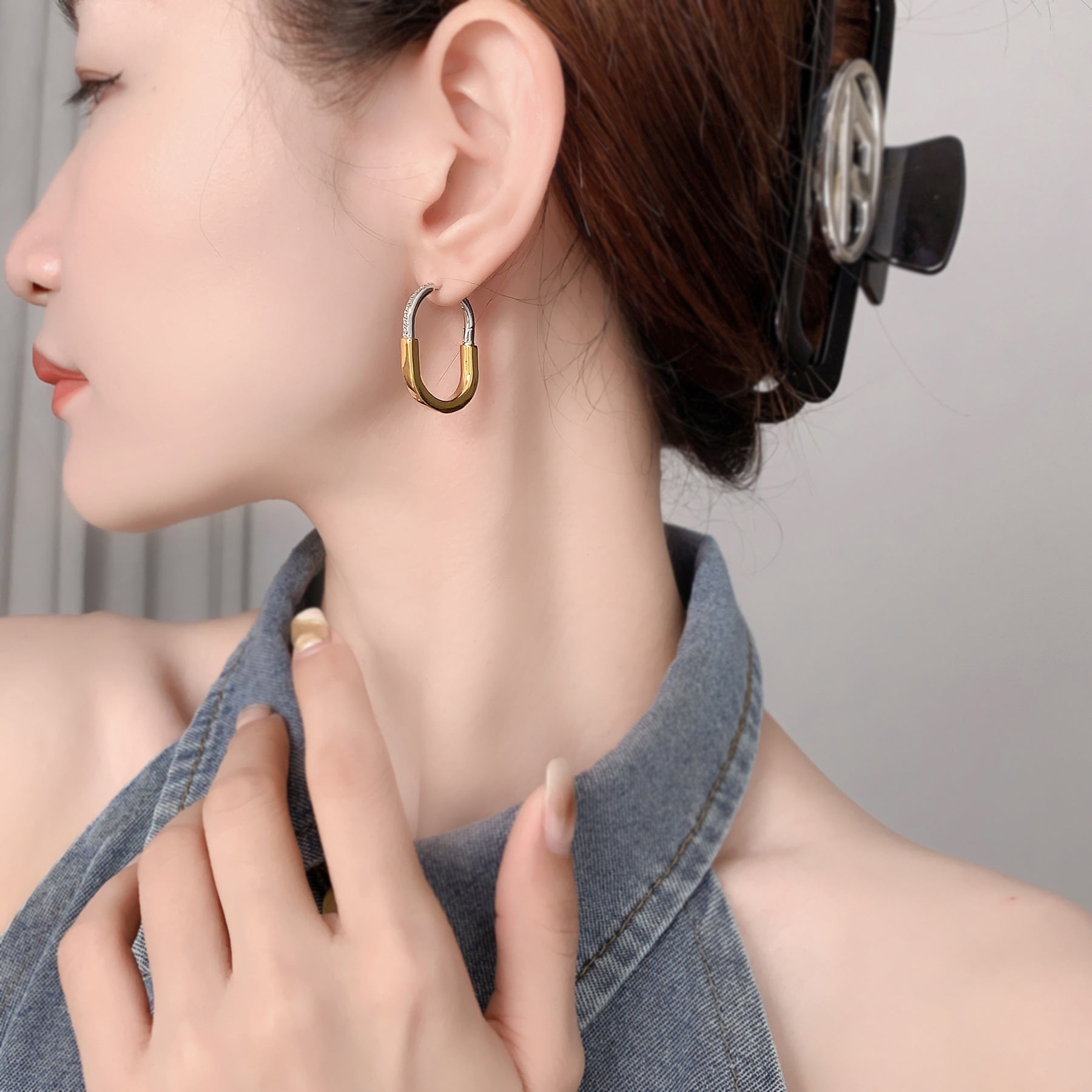 Wholesale oval two-color stitching gold and silver contrast earrings