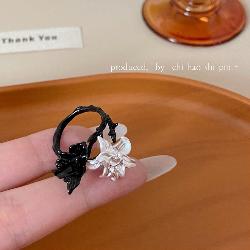 Wholesale Black and White Flower Ring