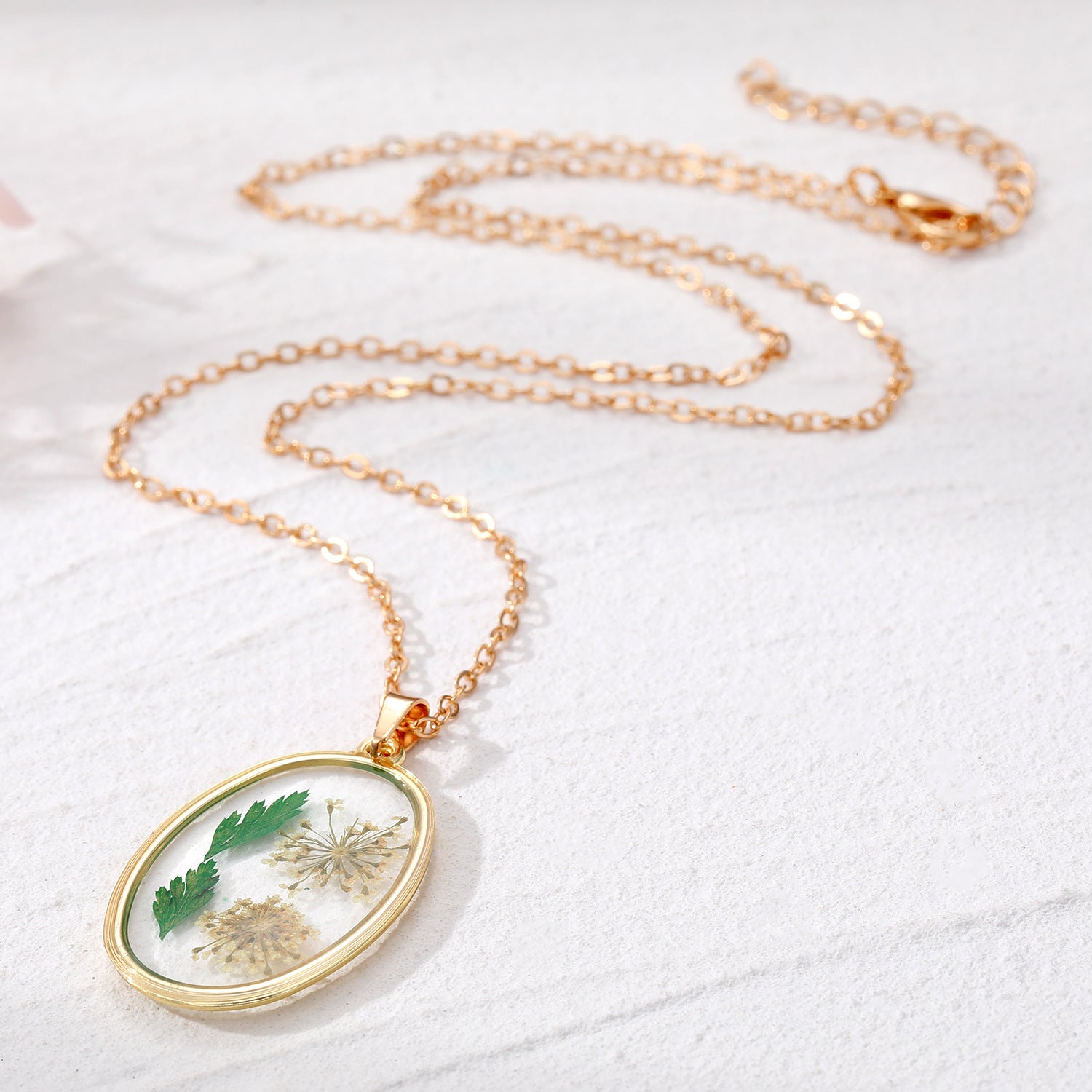 Wholesale Resin Natural Dried Flower Pendant Necklace Oval Geometric Women S Sweater Chain Trendy Boutique Resale