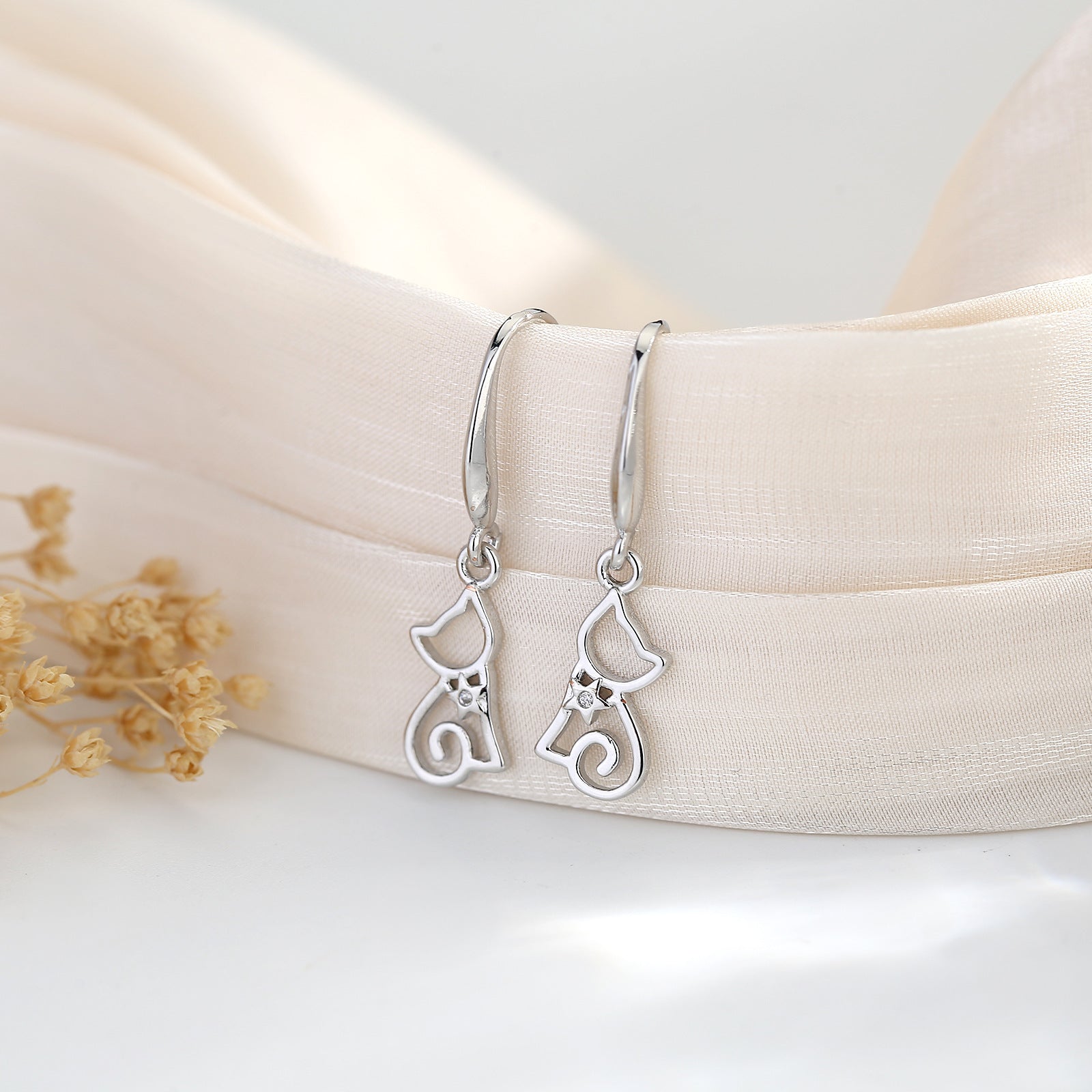 Wholesale Simple Cat Earrings for Women,  Copper Electroplated Fashion Accessory