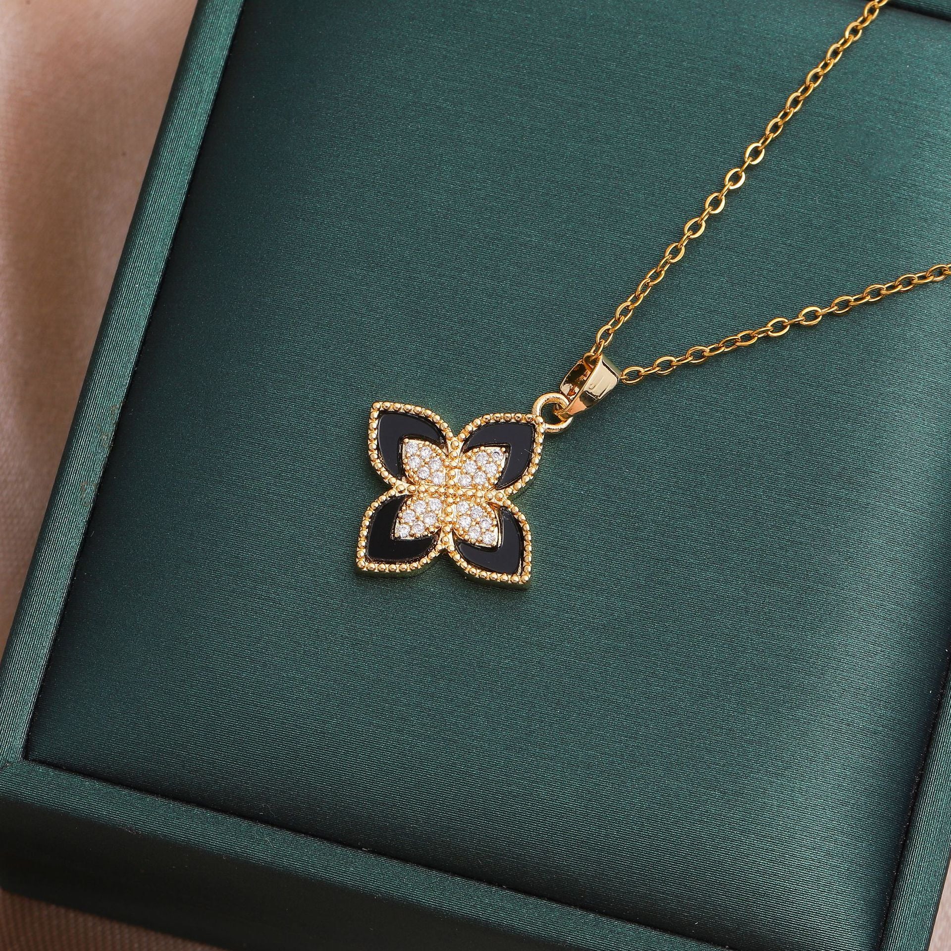 Wholesale Full Diamond Four-leaf Clover Pendant Titanium Steel Necklace ACC-NE-Chengy003