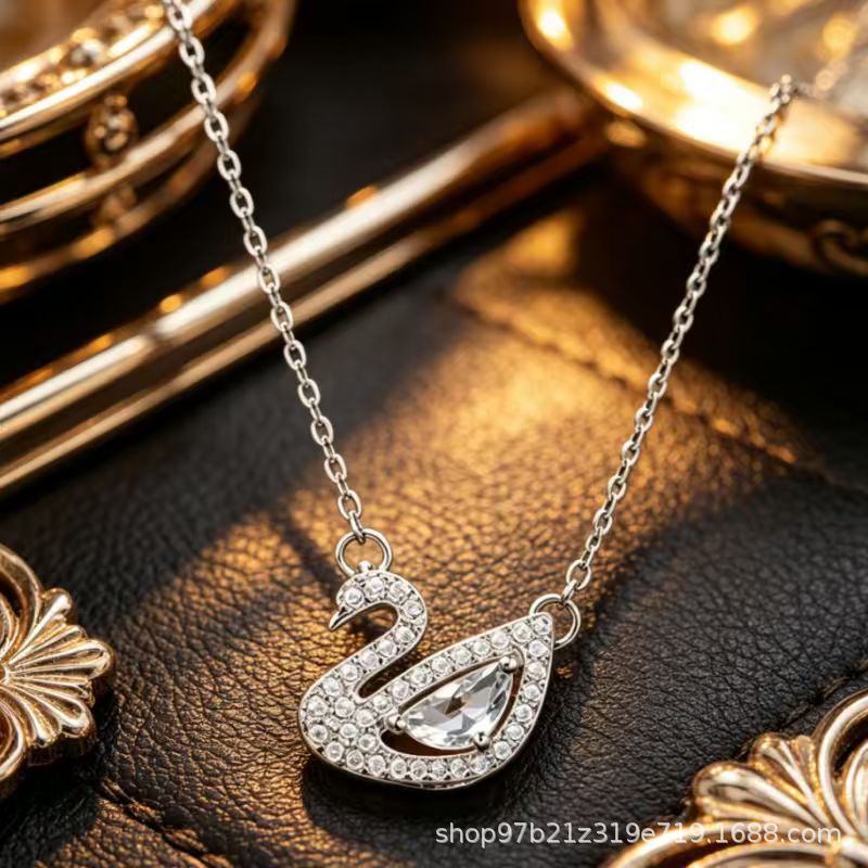Wholesale Sweet Four-Leaf Flower Clavicle Chain - Titanium Steel,  Non-Fading,  Gemstone Accents - Boutique Resale Jewelry