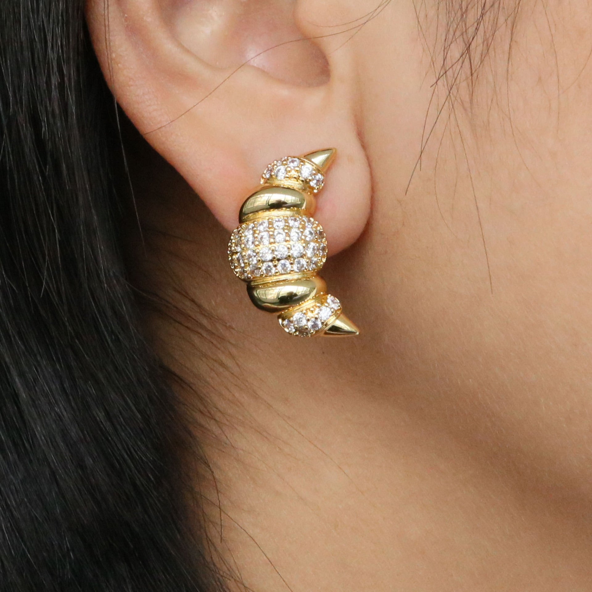 Wholesale 18K Gold Brass Zircon Croissant Croissant Superior Sense Earrings