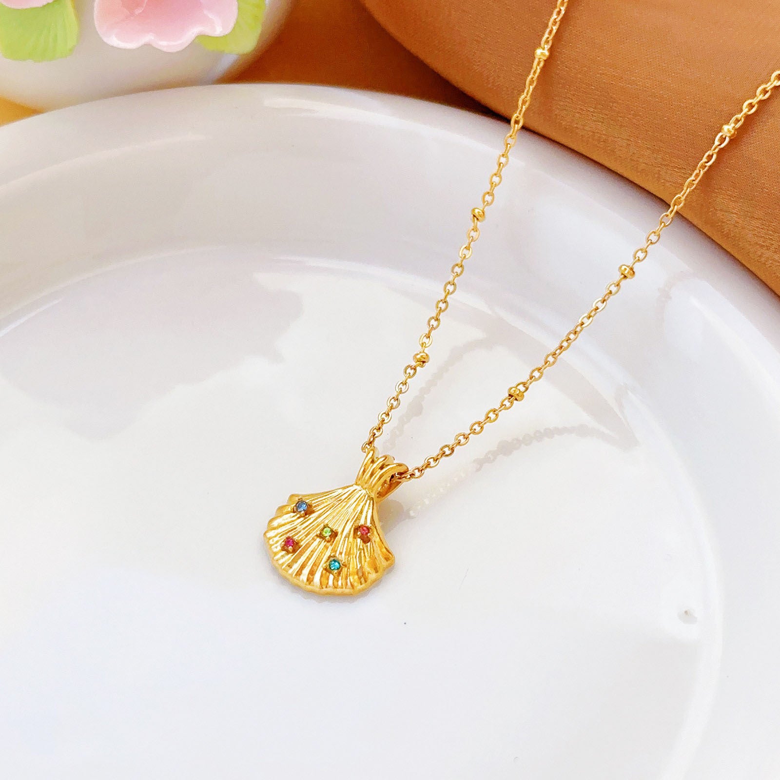 Wholesale 18K Gold Titanium Steel Inlaid Scallop Pendant Necklace