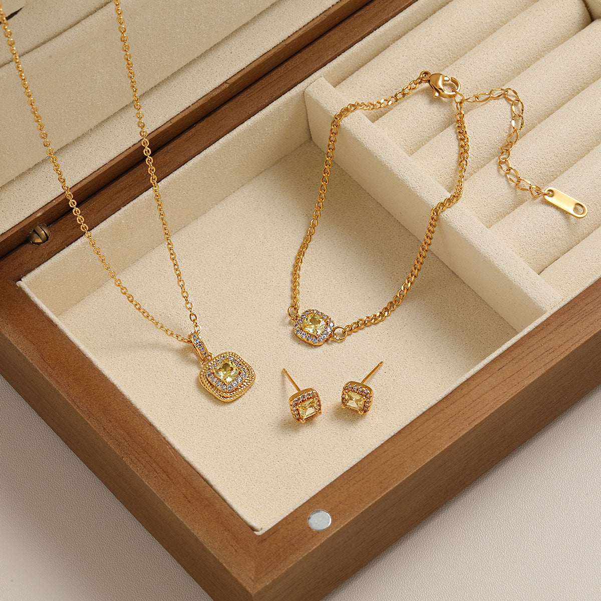 Wholesale light luxury  Diamond-embedded sugar necklace bracelet earrings  jewelry suit