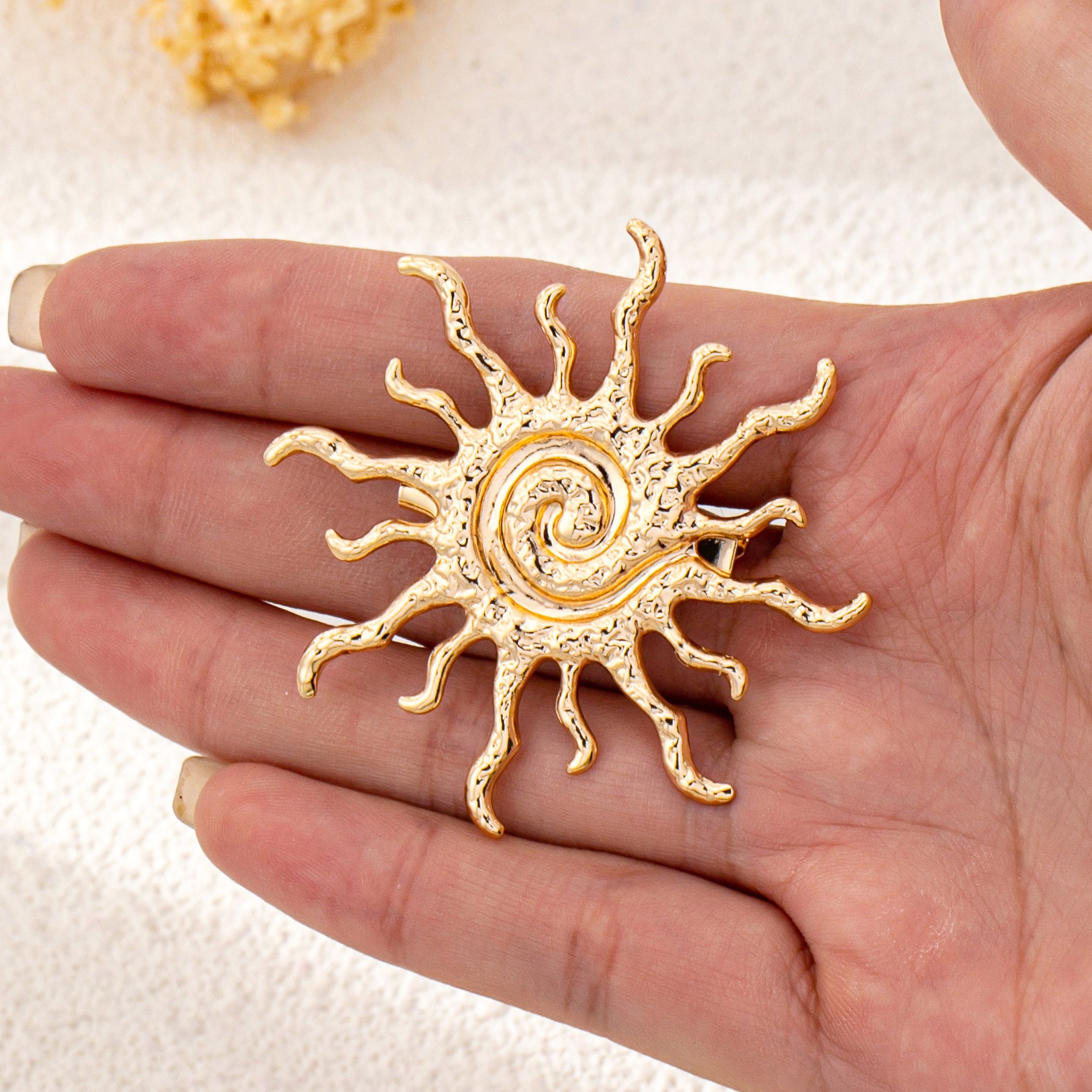 Wholesale Women S Gold Sun Brooch Stylish Metal Jewelry Accessory For Daily Wear Party Gift And Boutique Resale