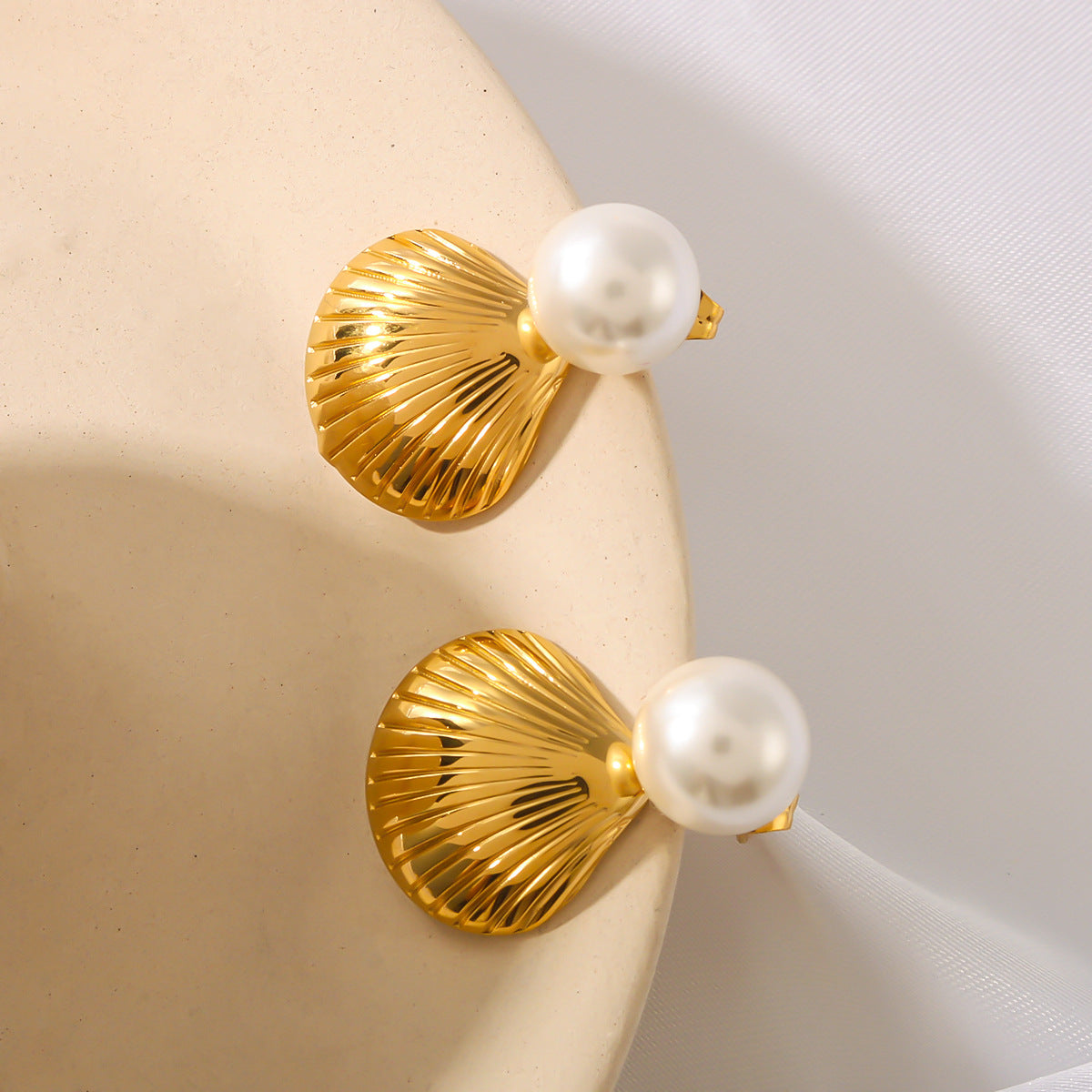 Großhandel Pearl Shell Edelstahl mit 18 Karat Gold Ohrringen plattiert