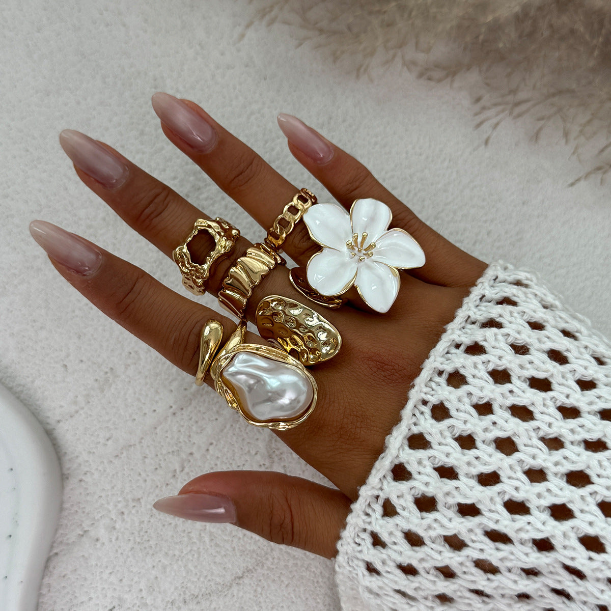 Wholesale Exaggerated Baroque Vintage Imitation Pearl Flower Ring Fashion Jewelry Accessory