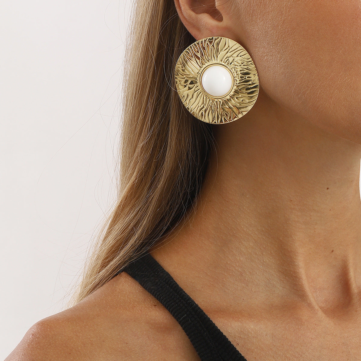 Wholesale E14148 Cross-border ins style retro light luxury fashion earrings for women Simple design texture metal texture earrings