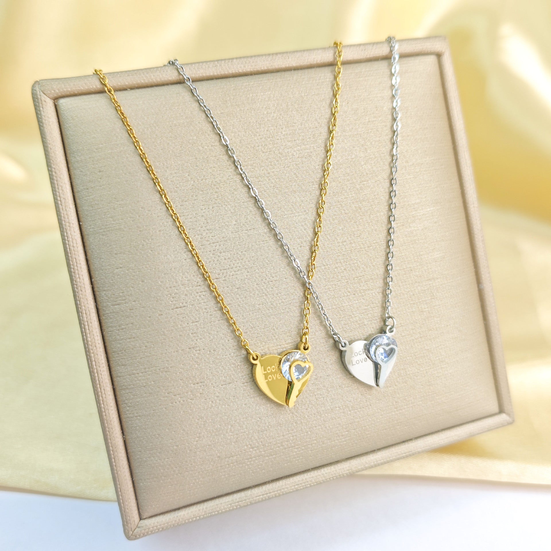 Wholesale Gold-Plated Titanium Steel Heart Rhinestone Clavicle Chain - Fashion Jewelry Accessory for Gift