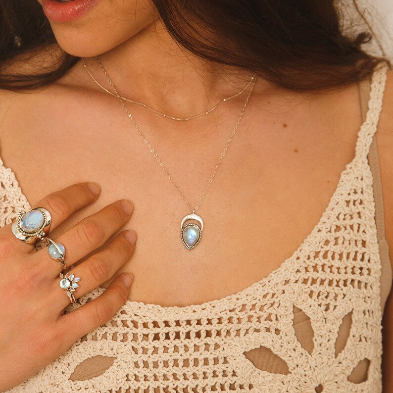 Wholesale Vintage water drop Moonstone simple style pendant necklace