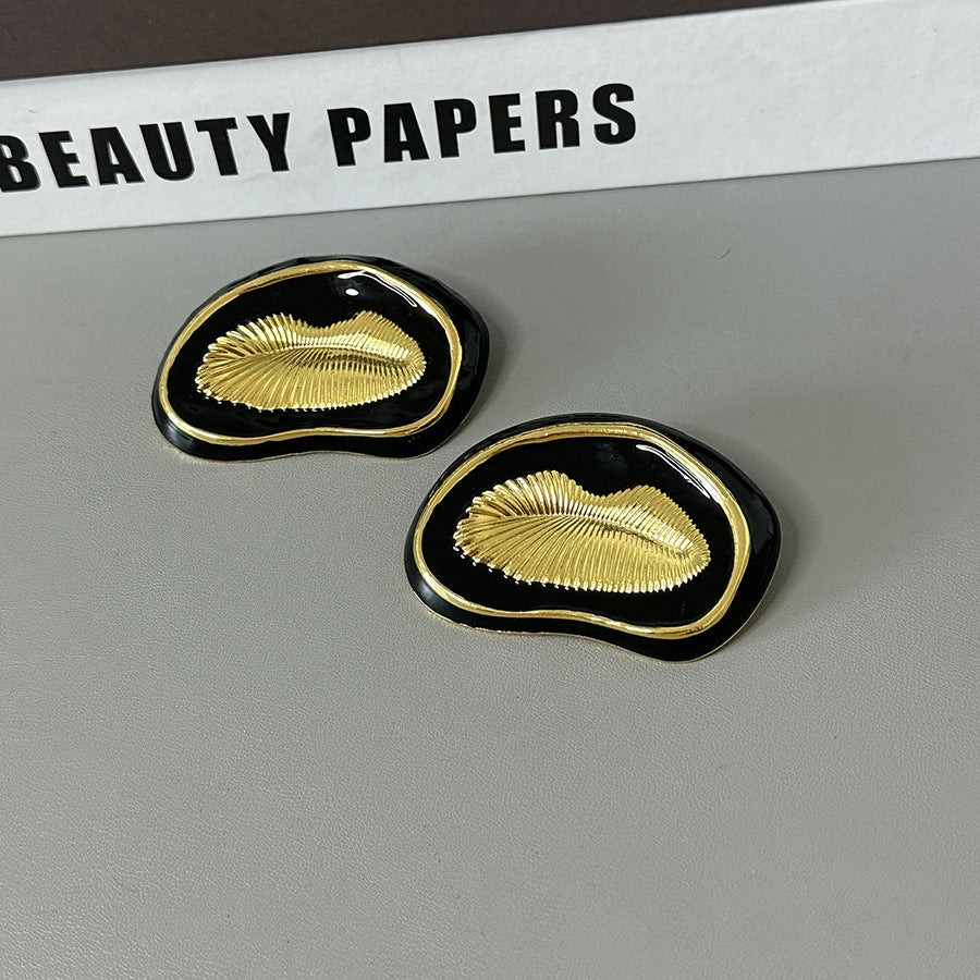 Wholesale  Black Gold Oil Drop Carved Lip Shape Earrings
