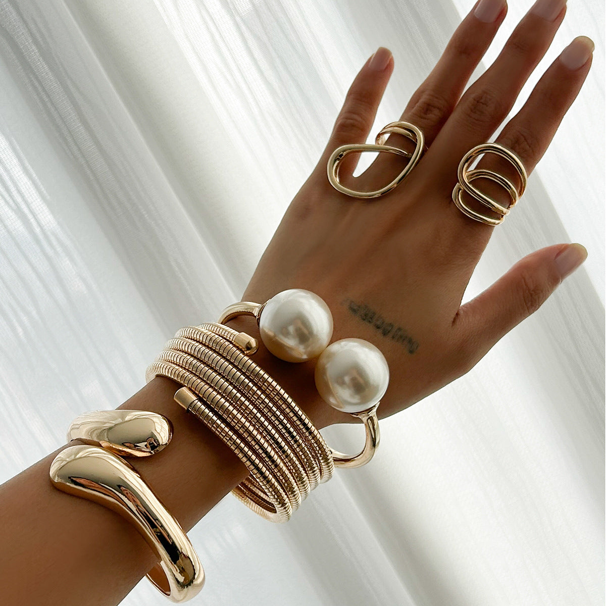 Wholesale Stacking style wrapped alloy hug water drop glossy bracelet set