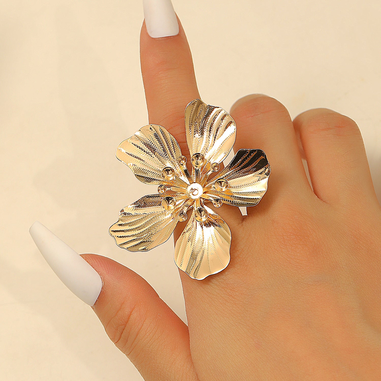 Anello irregolare da donna con linee geometriche in metallo con fiori e foglie all'ingrosso