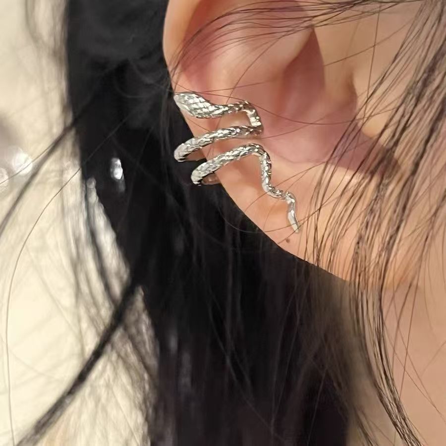 Wholesale Alloy Electroplated Snake Ear Clip Dark Gothic Curved Serpent Design Women S Jewelry Accessory For Party Wear