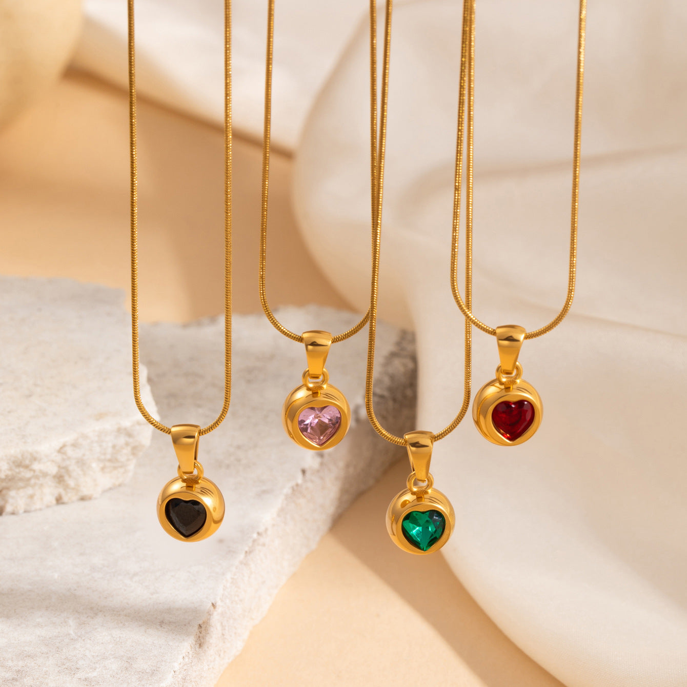 Wholesale Titanium Steel Heart-Shaped Zircon Pendant Necklace Simple Design Fashion Accessory