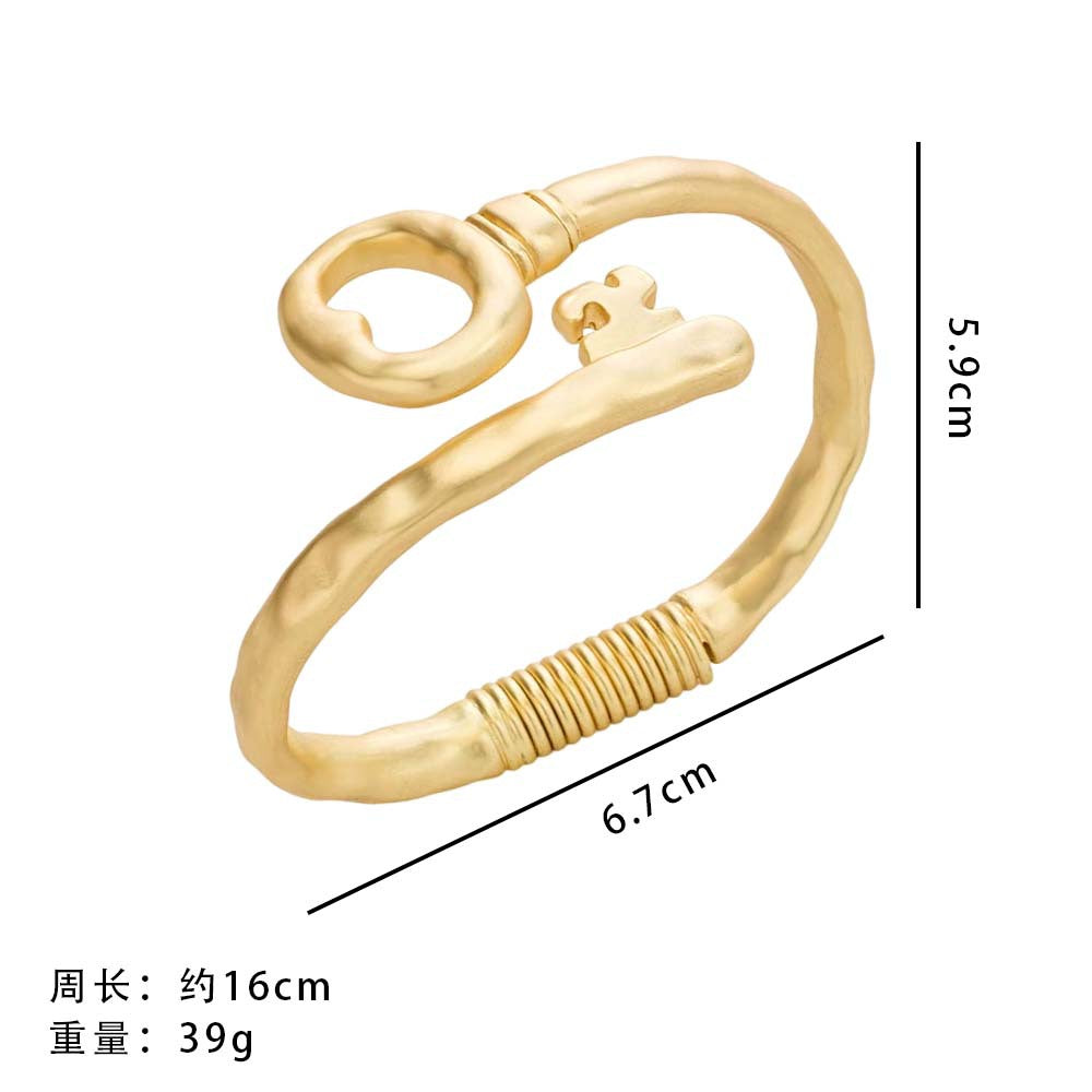 Wholesale  Baroque Alloy Round Love All-match Color-retaining  Opening Gold-plated Bracelet