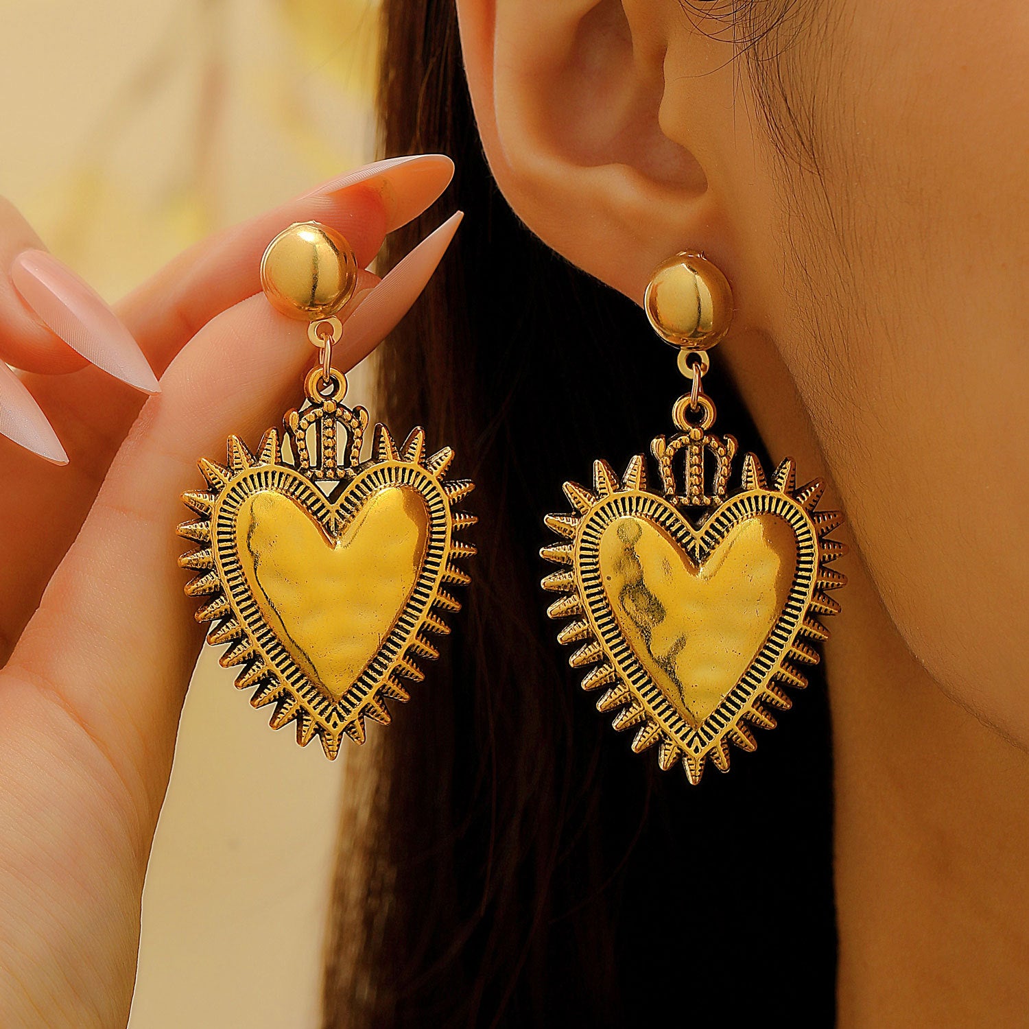 Wholesale Retro Religious Sacred Heart Pendant Necklace Heart Shape Alloy Electroplated Design Trendy Jewelry Gift For Women Boutique Resale