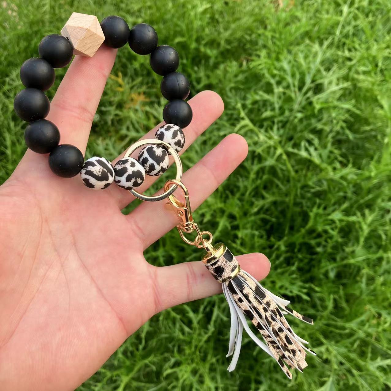 Wholesale Trendy Silicone Bead Bracelet With Tassel Wooden Bead Keychain Natural Geometry Style Chic Jewelry Accessory Gift