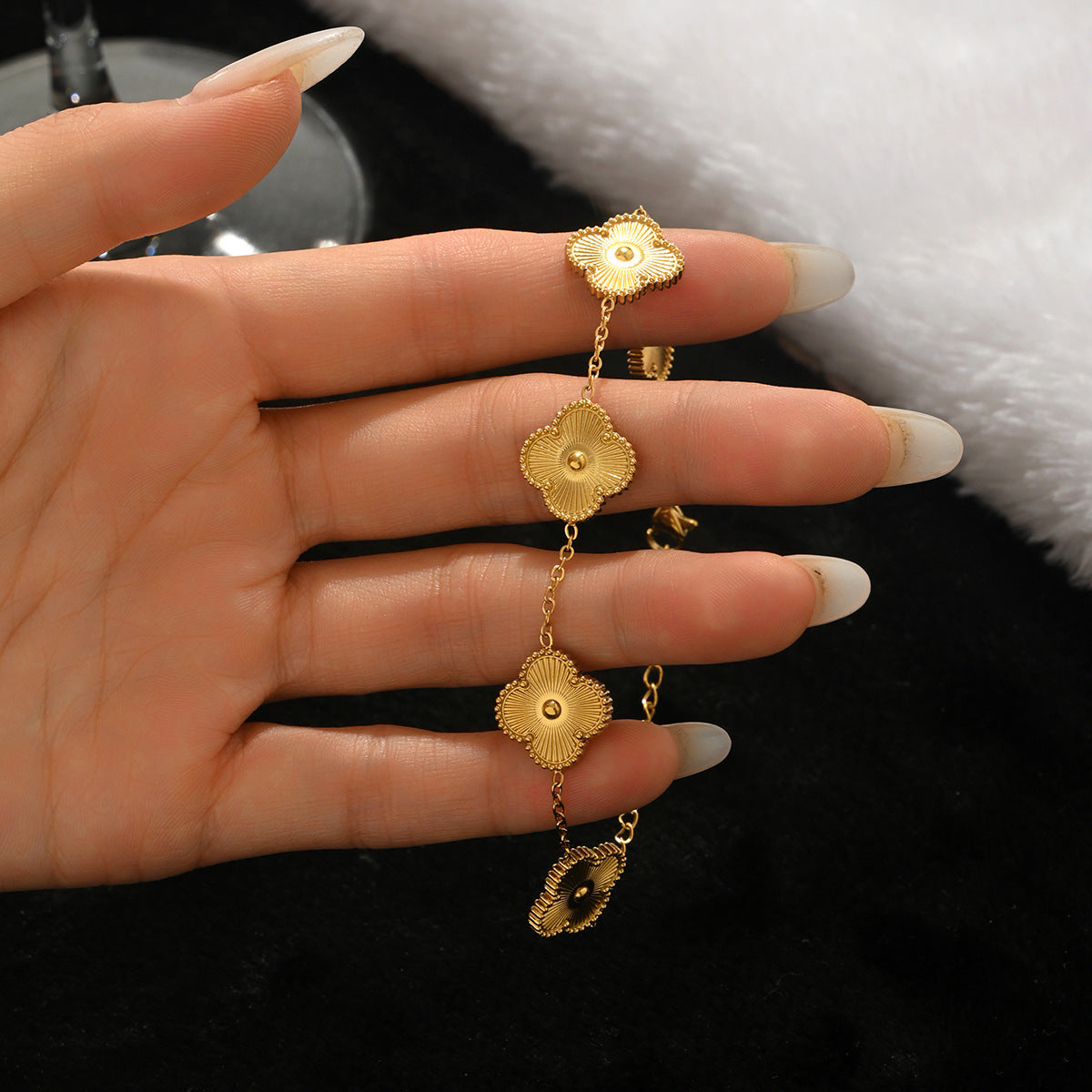 Wholesale Five-Leaf Clover Design Titanium Steel Gold Plated Bracelet for Women Fashion Accessory Gift