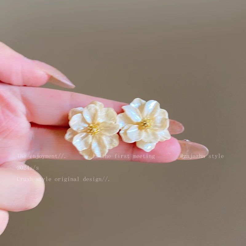 Wholesale Retro Elegant Camellia Ear Studs  Light Luxury  Earrings