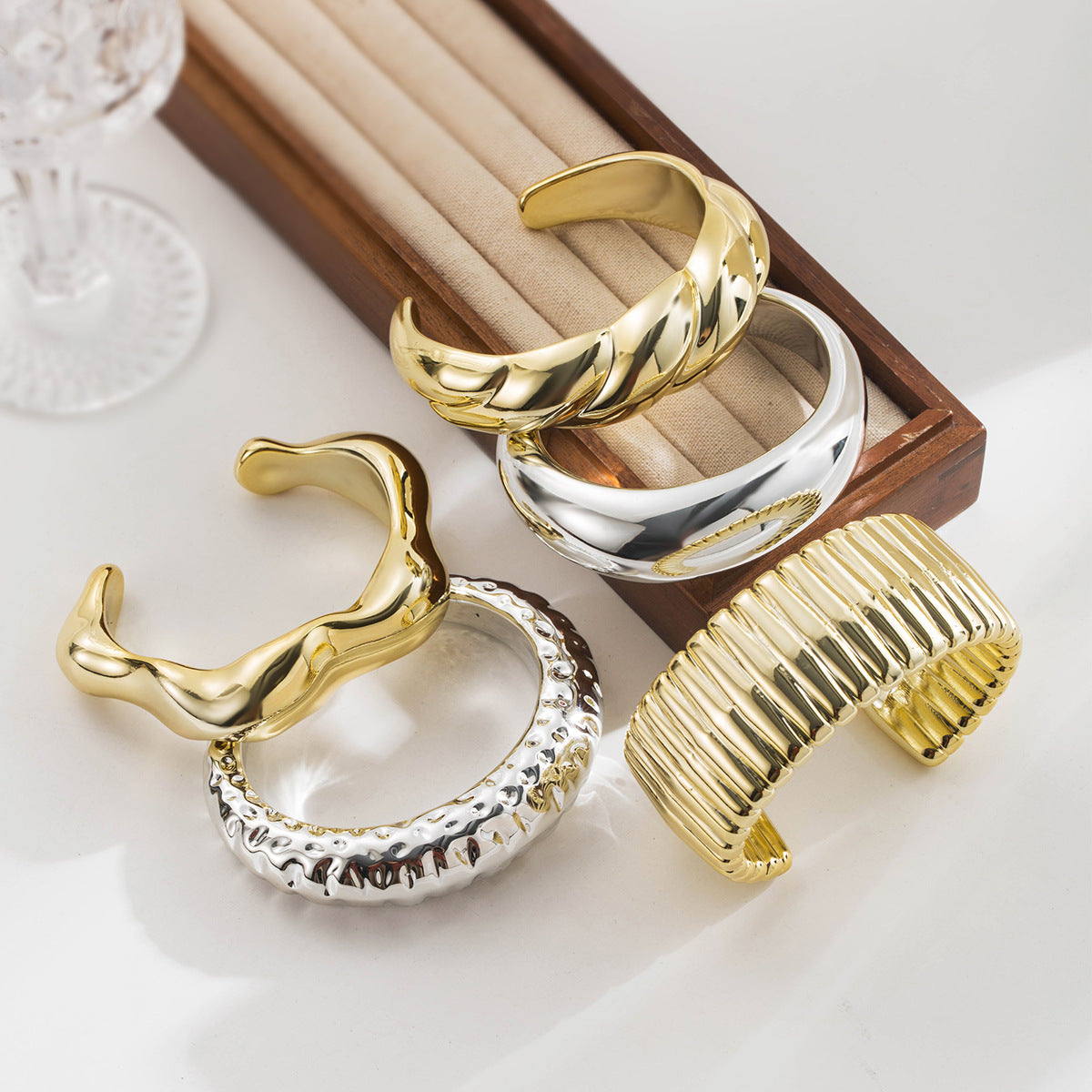 Bracciale con apertura pieghettata ovale all'ingrosso braccialetto atmosferico esagerato