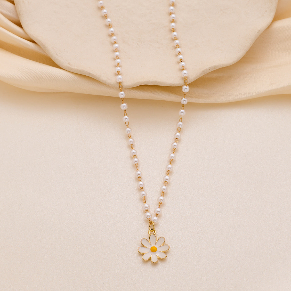 Wholesale pearl chain choker chrysanthemum clavicle chain creative white necklace