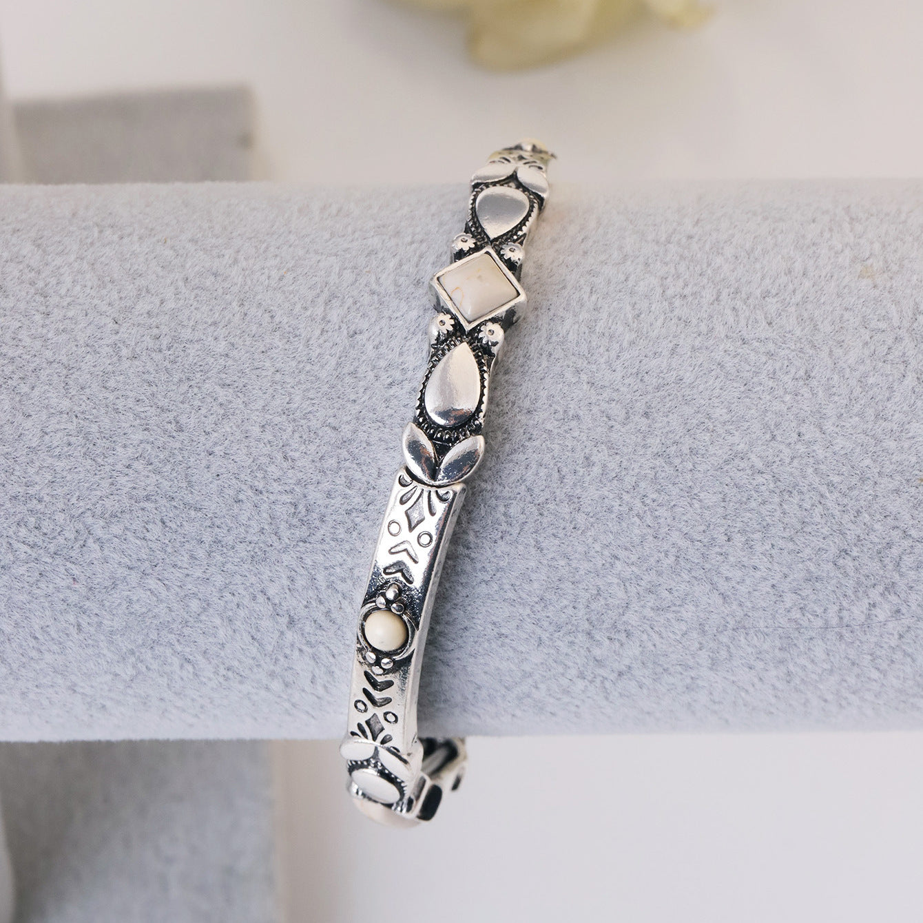 Wholesale Retro Turquoise Inlay Bracelet Zinc Alloy Round Stone Jewelry Accessory For Everyday Wear