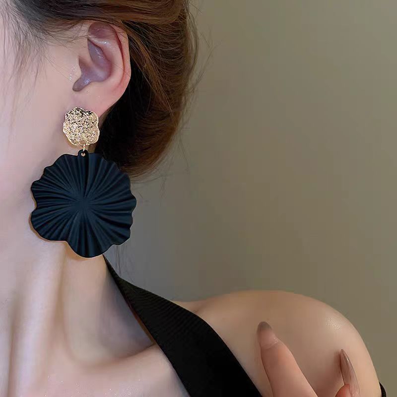 Wholesale  Exaggerated Black Spiral Flower Earrings