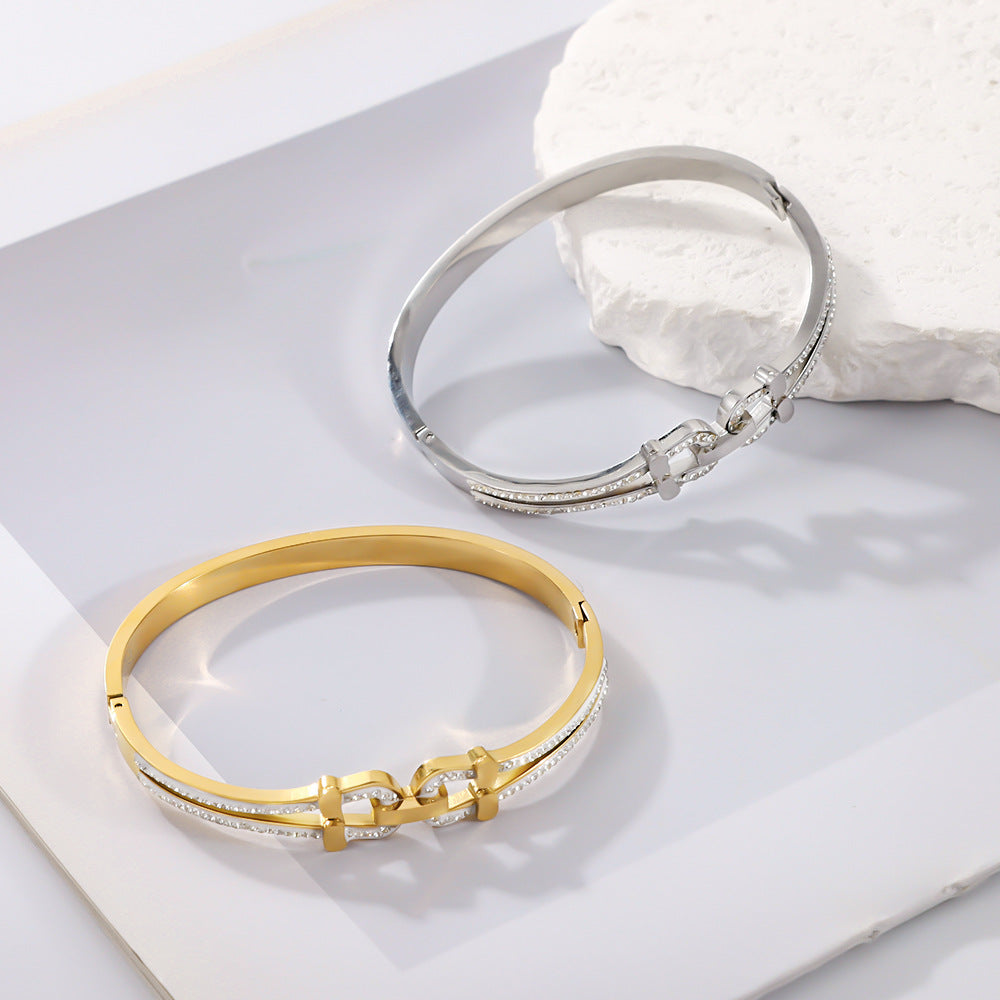 Wholesale Light Luxury Stainless Steel 18K Gold Plated Open Cuff Bracelet With Horseshoe Buckle Design Boutique Resale Jewelry Accessory