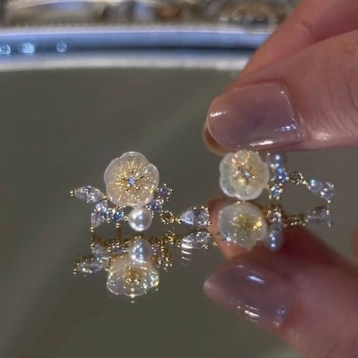 Wholesale Pearl Flower Light Luxury Vintage Earrings