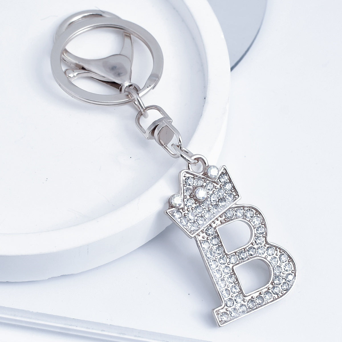 Wholesale Stylish Rhinestone 26 Letter Keychain Zinc Alloy Silver Metal Pendant Car Backpack Accessory Fashion Jewelry Gift For Resale