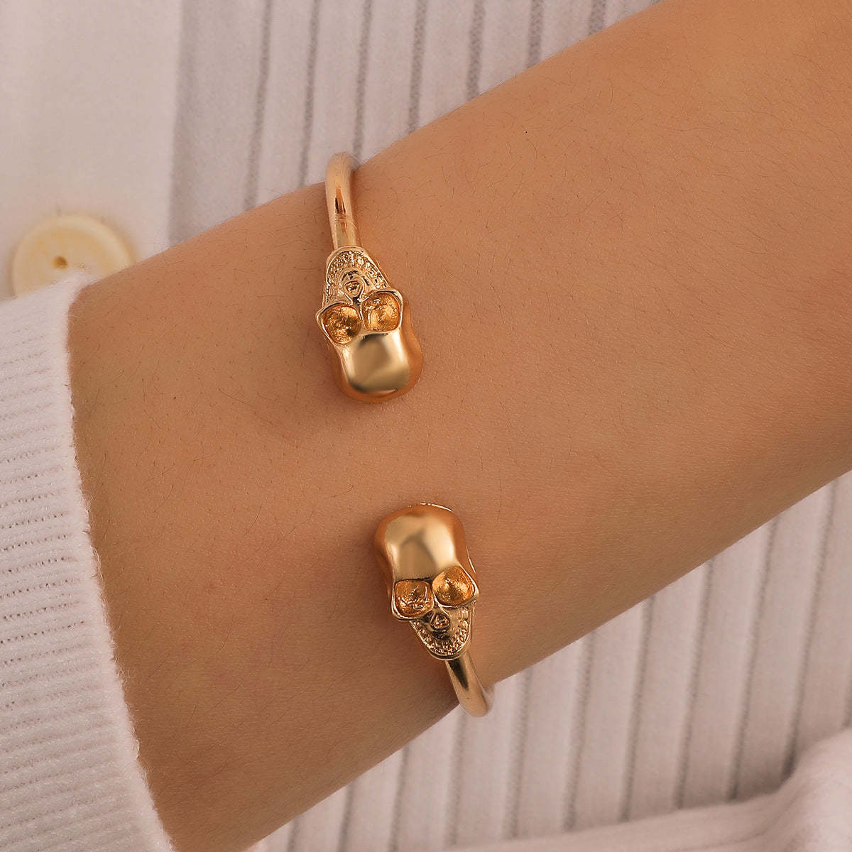 Wholesale Vintage Silver Gothic Skull Bracelet Fashion Accessory for Unisex Everyday Wear Gift