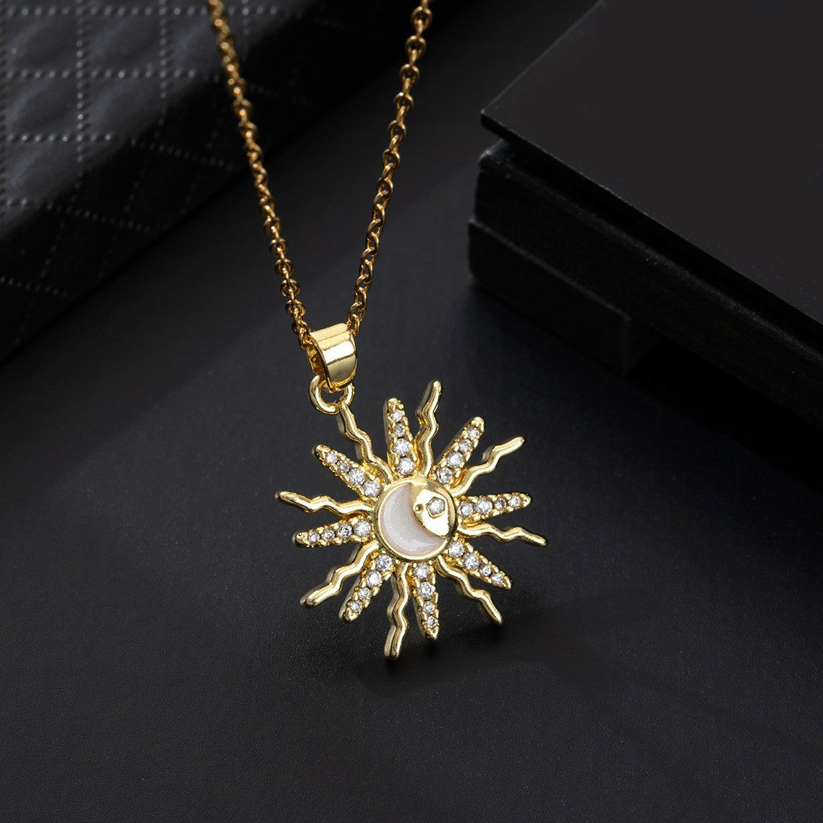 Wholesale Fashion Zircon Sun Geometric Pendant Necklace Trendy Collarbone Chain Jewelry Accessory For Resale