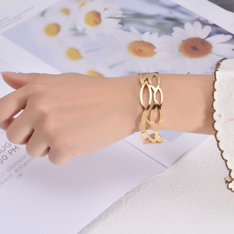 Bracciale all'ingrosso in acciaio inossidabile a forma di C aperto con onda cava